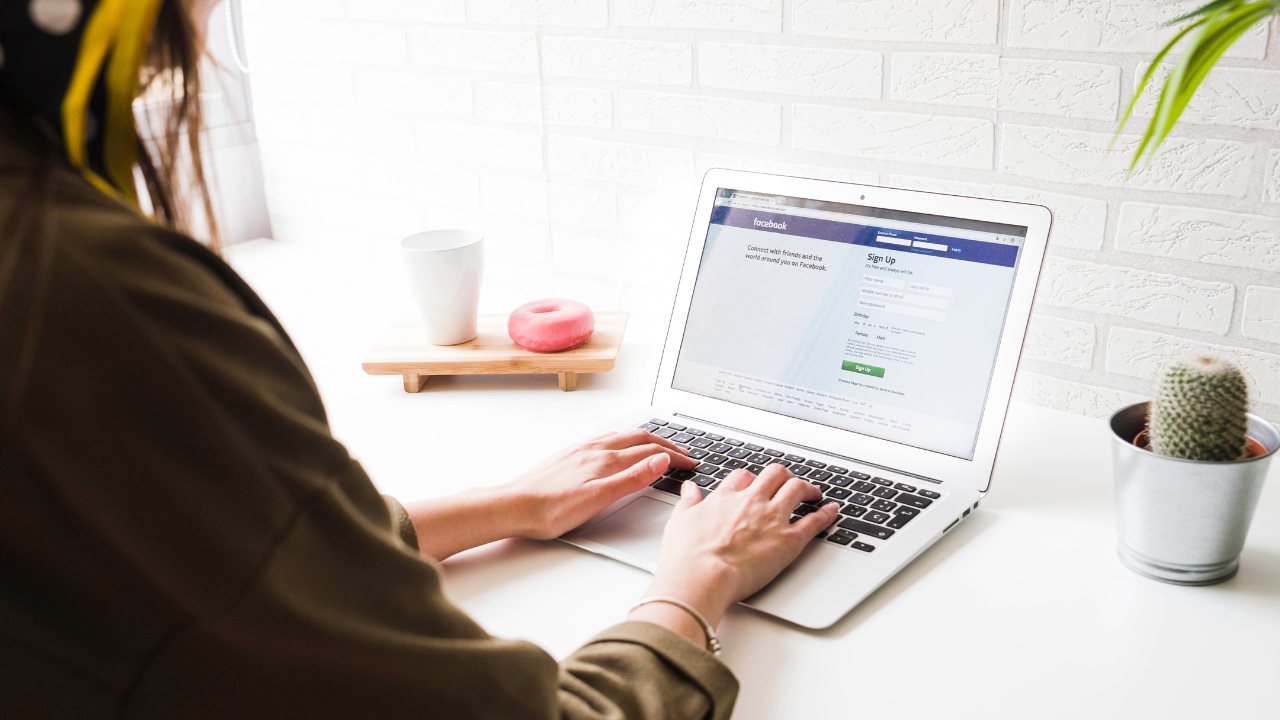 Une femme qui se connecte à Facebook