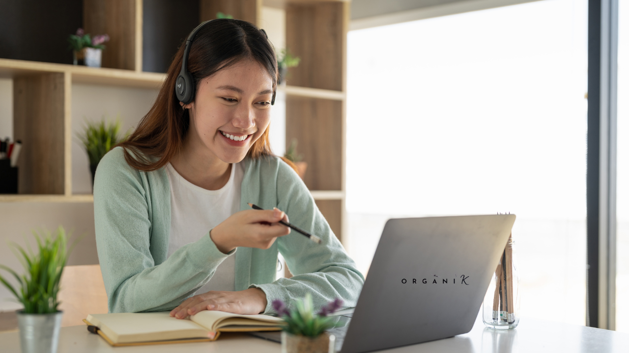 Une femme qui fait une formation en ligne