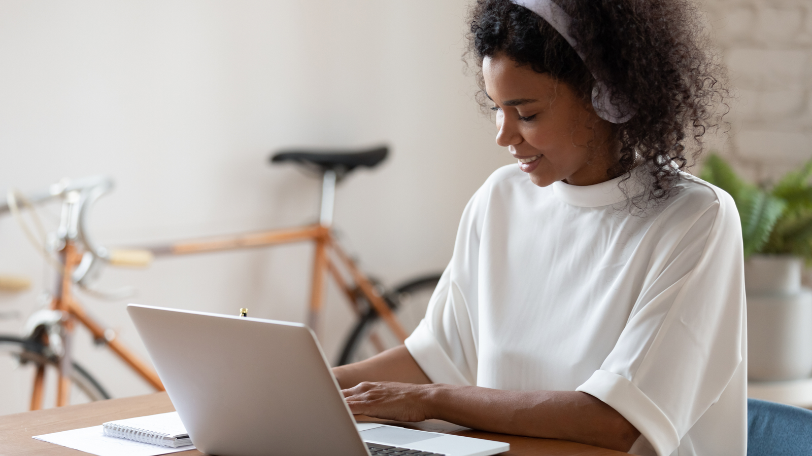 Une femme qui se forme pour devenir formateur en ligne