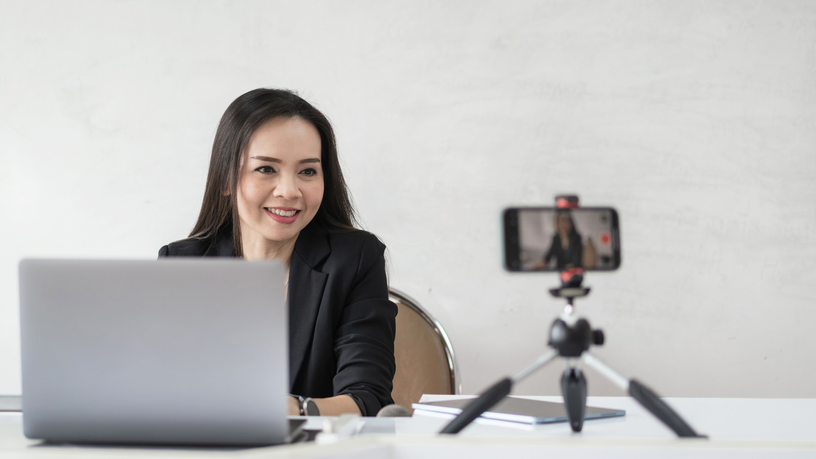 Une femme qui enregistre une formation