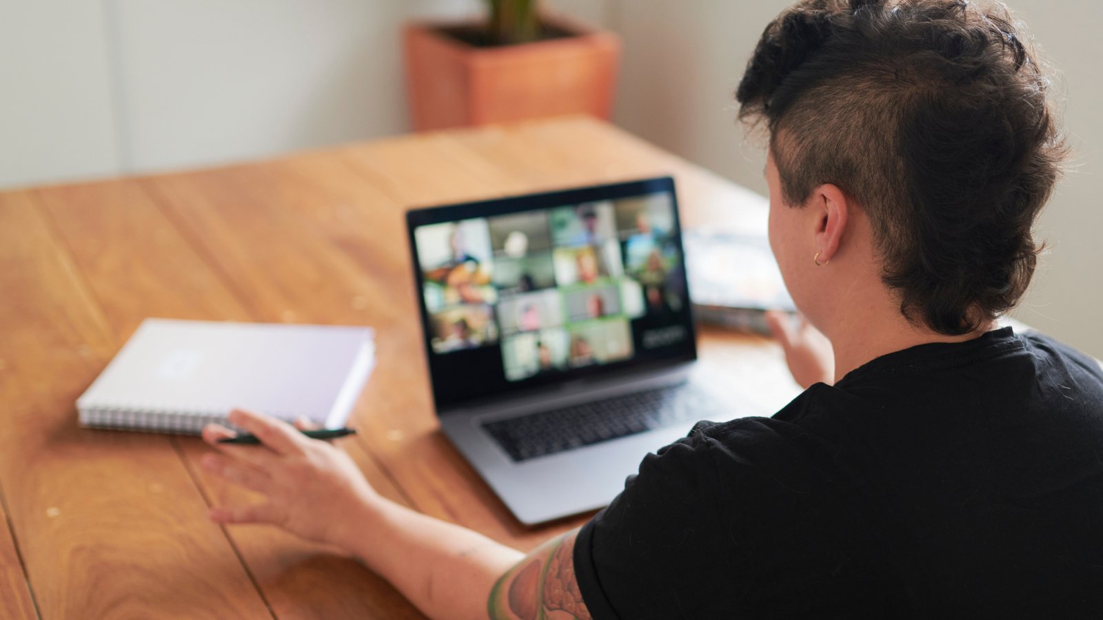Une femme qui donne une formation en ligne