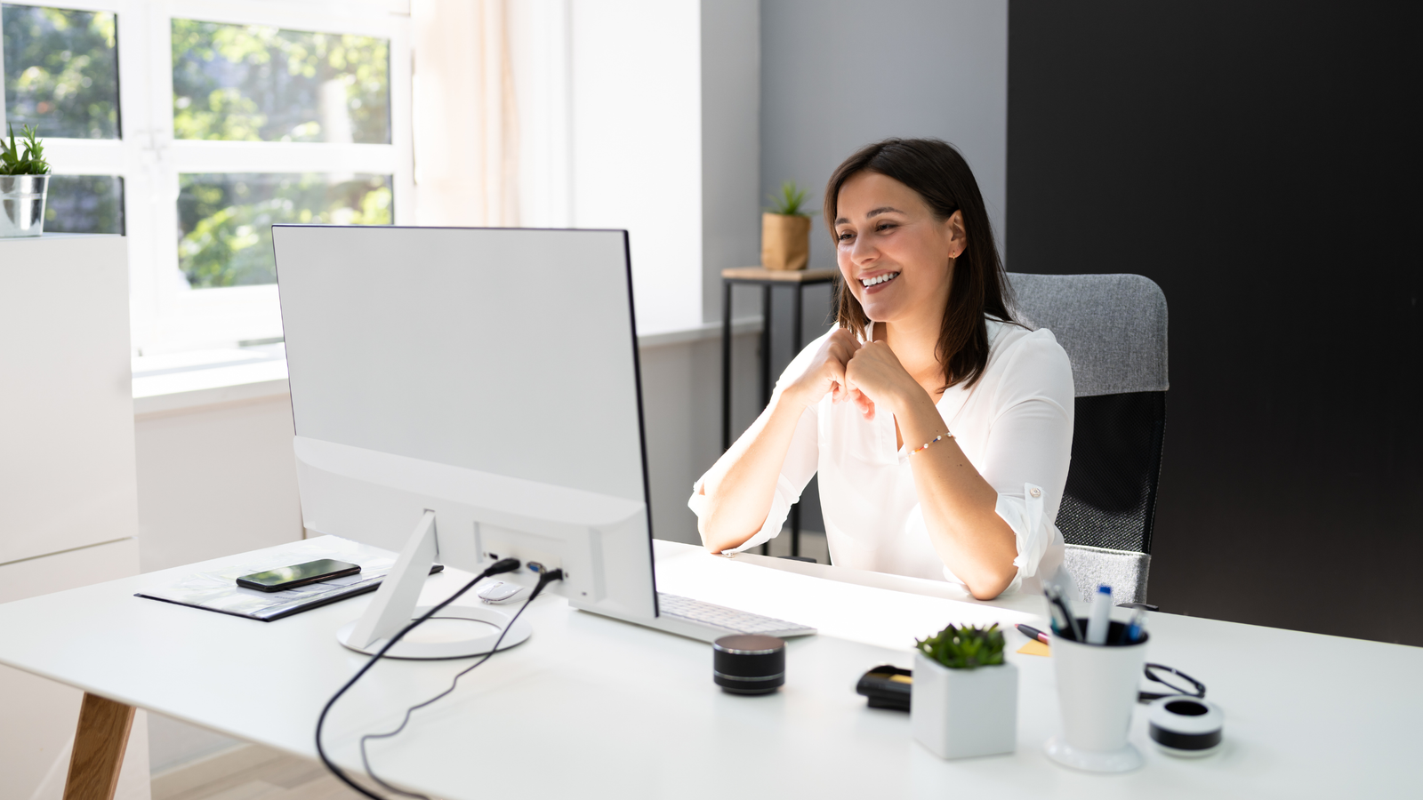 Une femme qui créé une formation en ligne